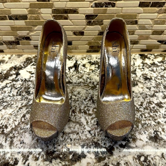 Shi by Journeys Elegant Gold Glittery Peep-Toe Heels size 9 - Picture 5 of 8